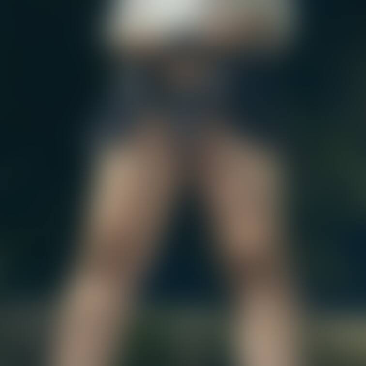 かがむとこんにちわしちゃうミニスカ奥さん
