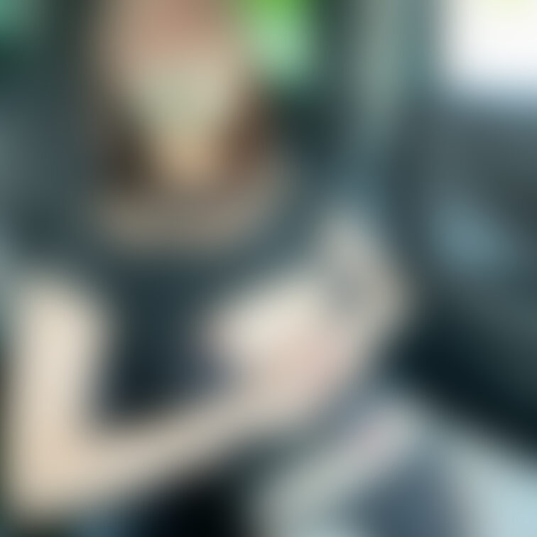 Xの続きです🧡アダルトショップの駐車場でオナニー😖🧡知らないおじさん達に見られて興奮してどんどんぬぎぬぎしてます😖🧡  