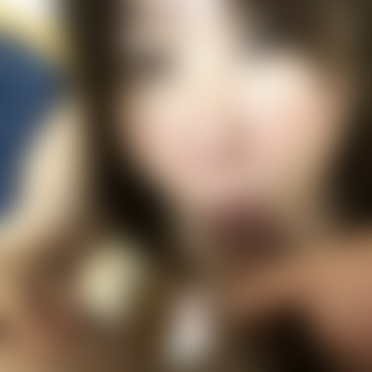 17歳年下のチンポを必死で頬張る五十路熟女、めっちゃエロい顔してしゃぶってます💮