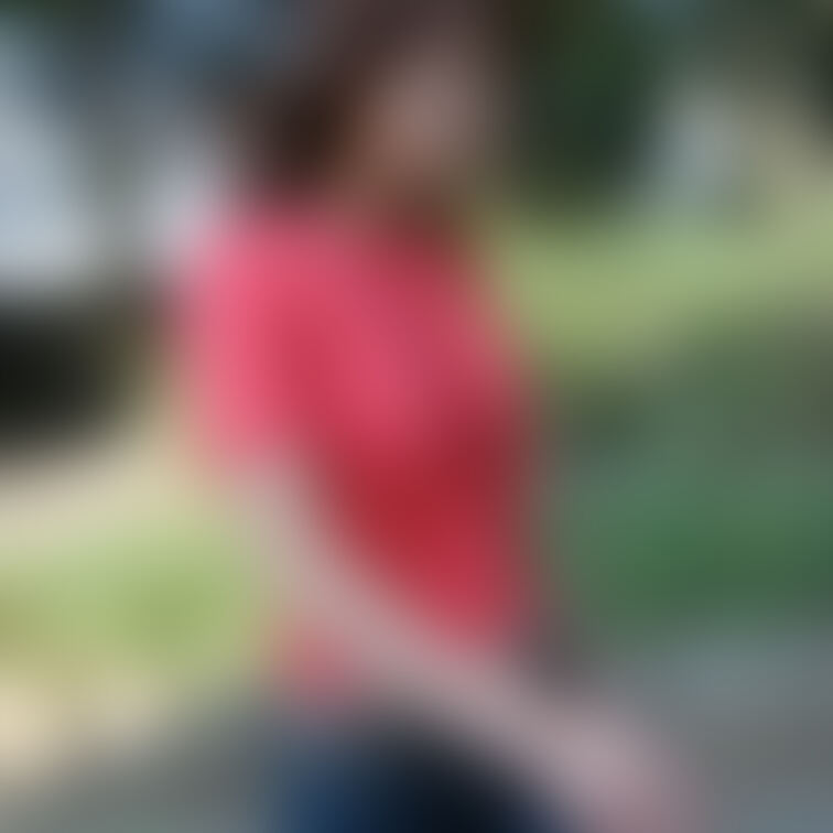買い物途中に立ち寄った屋外ト○レで自慢の美乳を露わにさせます…
派手ピンクの下着姿にも興奮させられちゃいますね…w