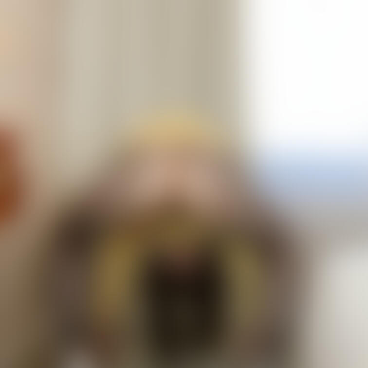 #003 MKちゃん　
「ドM顔面弄り＋ガニ股ピースで立ちション」（12/28ページ）

Ekusiad専属元祖放