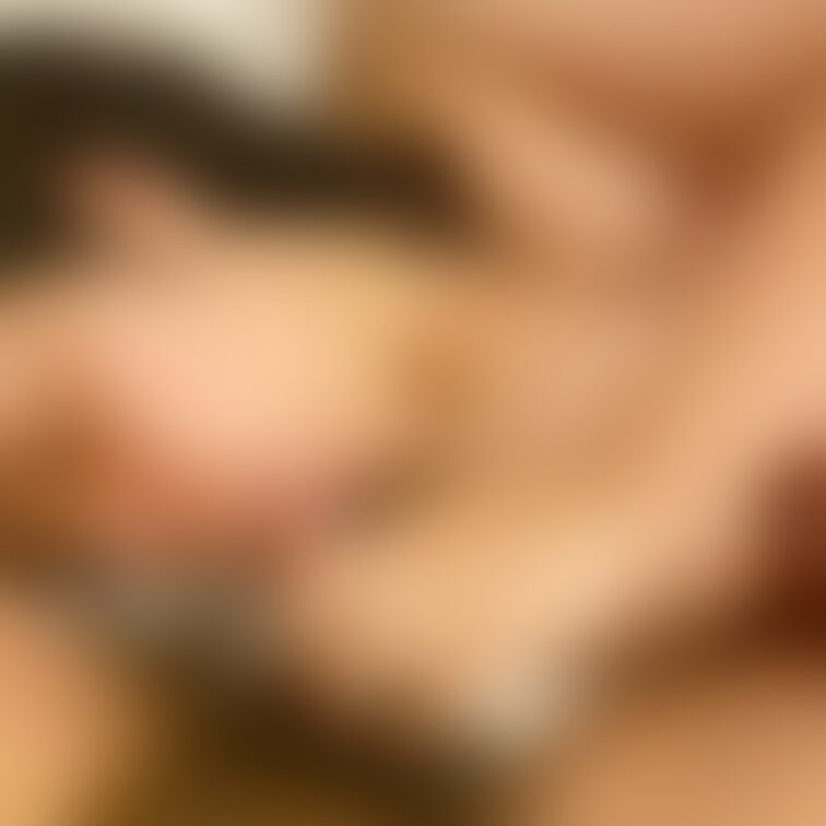 手マンしながらフェラさせると我慢汁を吸ってくれる妻