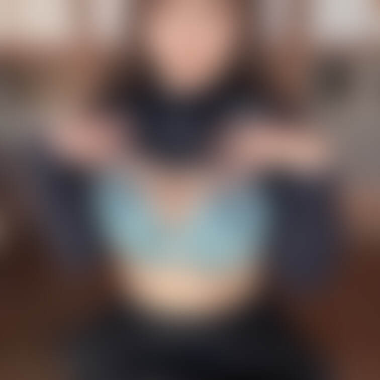 【顔出し写真】玄関と車でしちゃった時のです♡

この時の動画は…⤵︎
https://myfans.jp/post