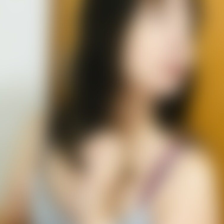 出勤前の身支度してる妻。