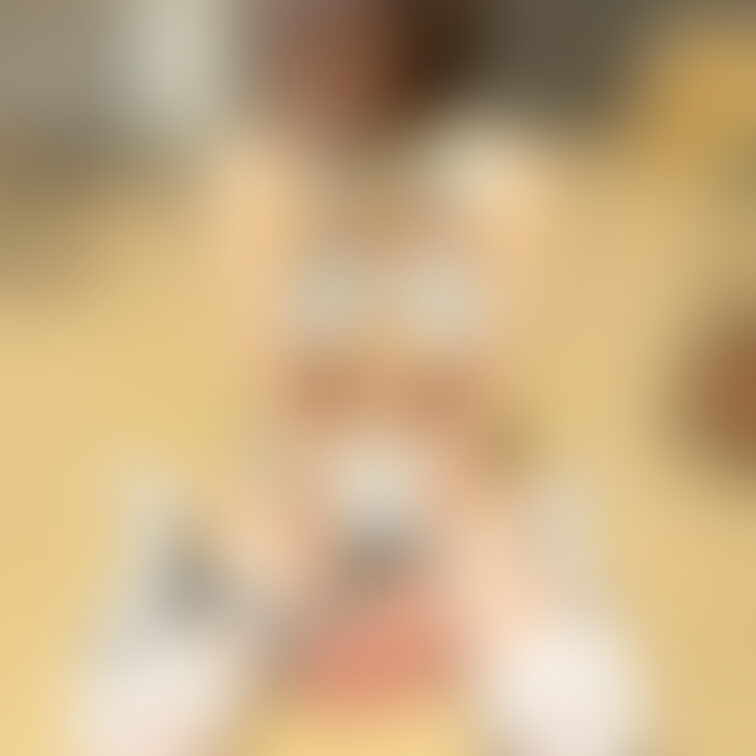 ○○○では削除されちゃったのでこちらにアップします😖🧡ナンパされて男子ト◯レで公開おしっこお漏らししちゃいました😖🧡