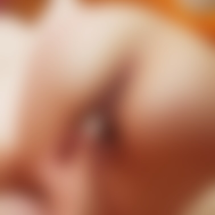 エロい尻を突き出してローターを押し当てるさおりちゃん。
アナルまで垂れ流しすほどにマン汁まみれで感じちゃってます。