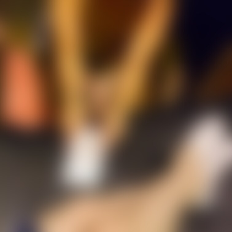 お貢ぎの光景。
封筒で持参してくれると丁寧で嬉しさアップ😊

私の脚の主張が強い(笑)