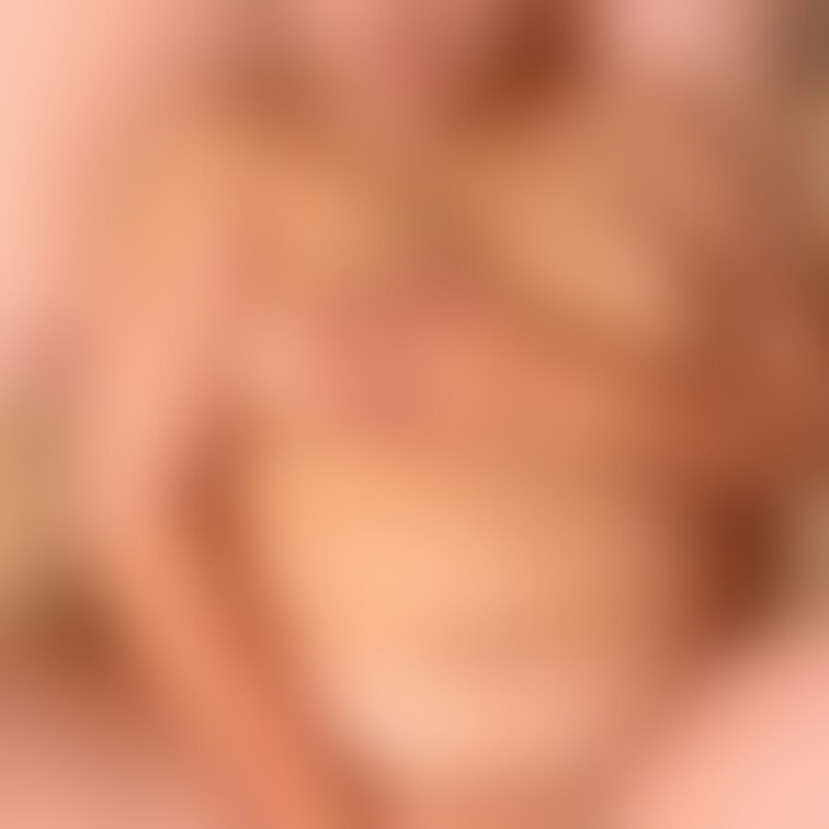 性感帯は乳首なのですが右の乳首が好きです!
皆さんはどちらの乳首が気持ちいですか?
