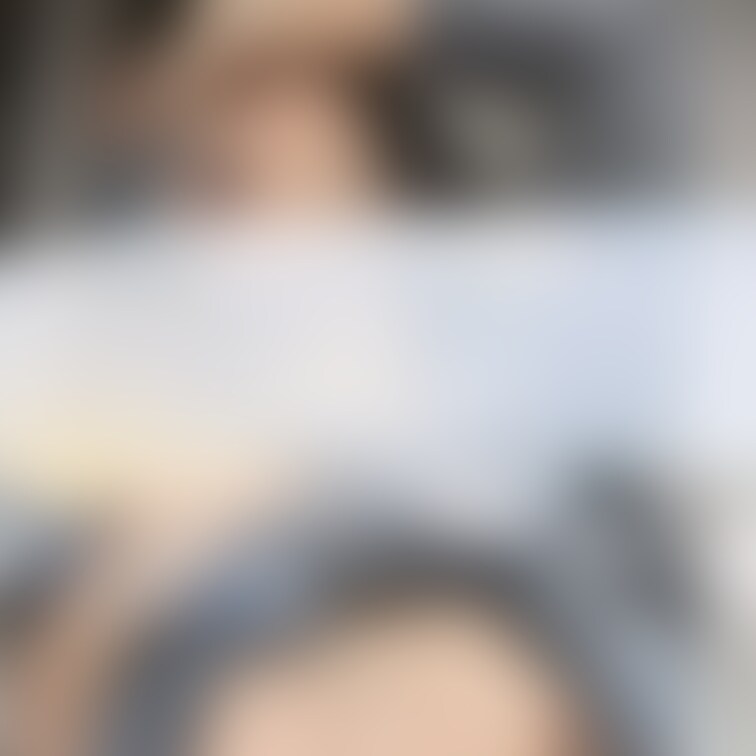 自宅のベランダで窓ガラスにオッパイ押しつけたり…
下半身って外構があるから見えないと思うので大胆に♡
あっ!(◎