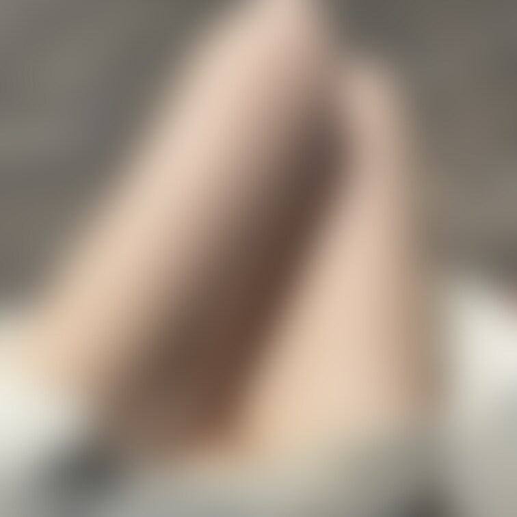 お外で露出撮影♡
ほら、ノーパンでしょ?