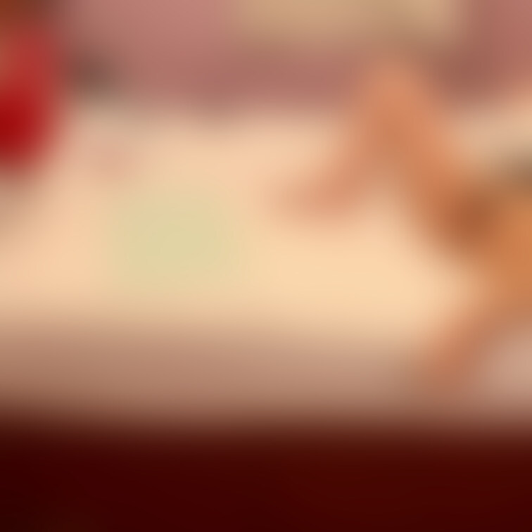 会員限定個別鑑賞会の一コマ。目の前には女の子のお股。その子の二日間履きっぱなしの汚パンツでシコる会員さん。嗅ぐのも舐める