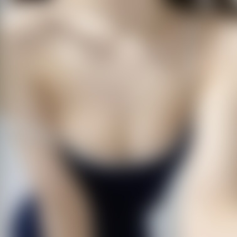 ちょっと乳首見えちゃってる？

水の勢いすごくてはだけちゃった…///


鎖骨綺麗！って褒められることあるん