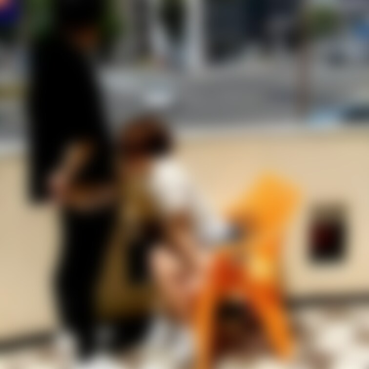 【璃子】街中フェラ

なんちゅう～とこでしゃぶってるのよ～(-_-;)
しかも童貞チ〇ポ(笑)