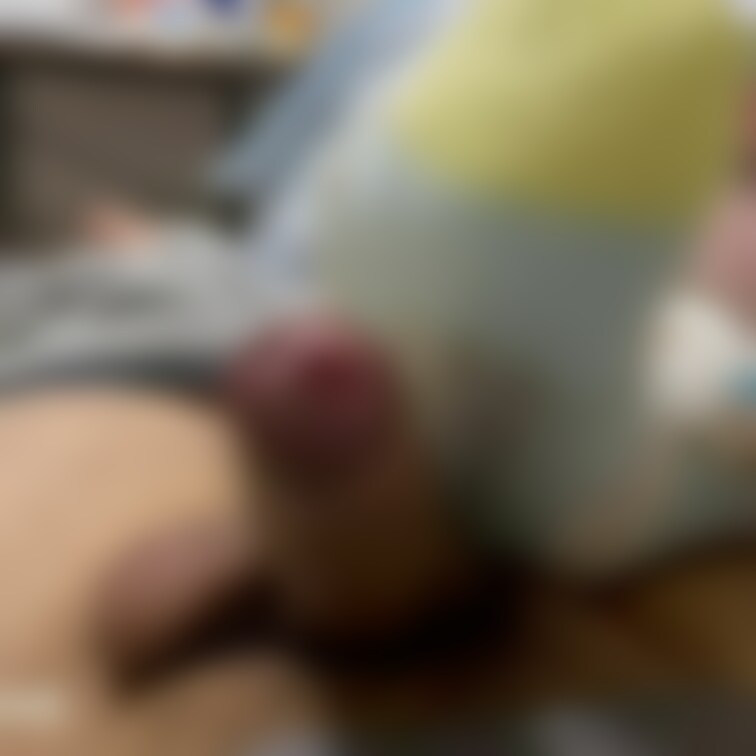 お持たせしました！シナ○ロールの靴下でこきこきしてもらいました！最後は生足裏ぶっかけです