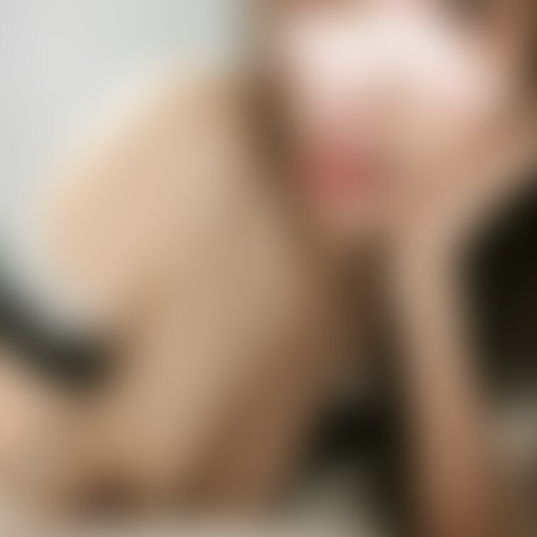 これ、奥さんの自撮り写真なのですが、表情がエロ過ぎます😍
一人でこんな自撮りしてる奥さんが素晴らしいです😆
ぜひみな