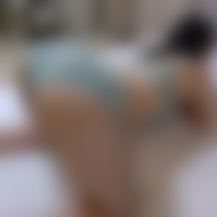 悪友のをフェラしただけで濡らしてます。
拡大すると染みがわかります。