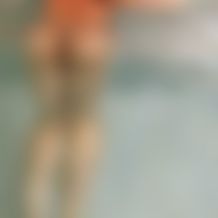 全部が紐みたいな黒ビキニ
余計に食い込んでいるのが
わかってしまいますね