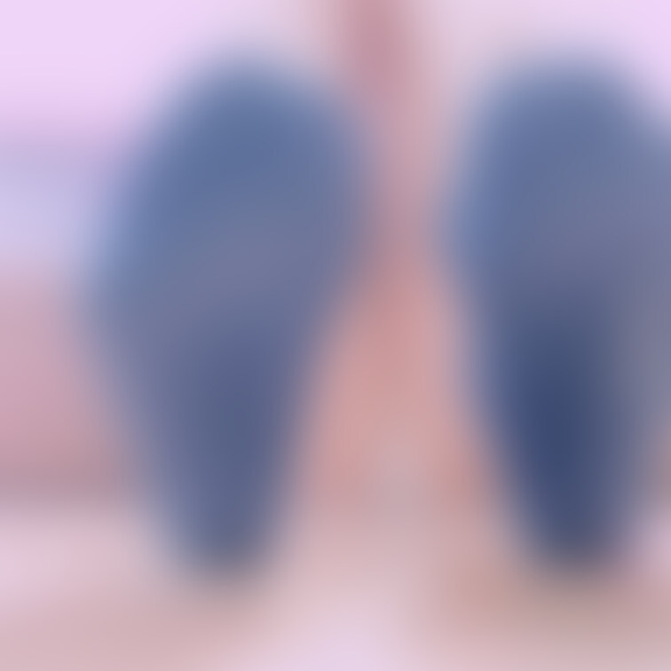 制服でパンチラ🤭
