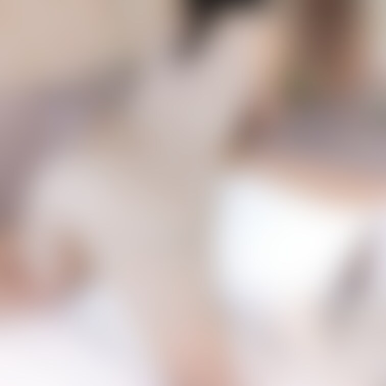 ベージュのスリップを着てセックスした後の写真です。
