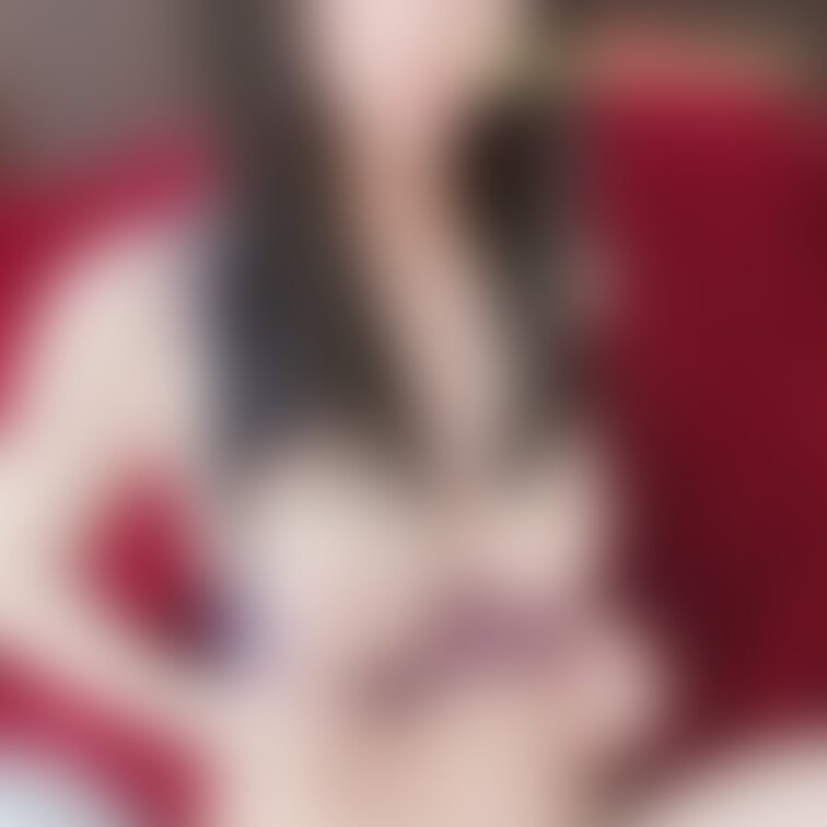 大胆にM字開脚……🔞💕