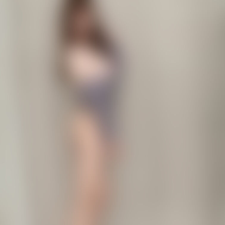 お顔ありの全身＆胸出しの写真です^^
