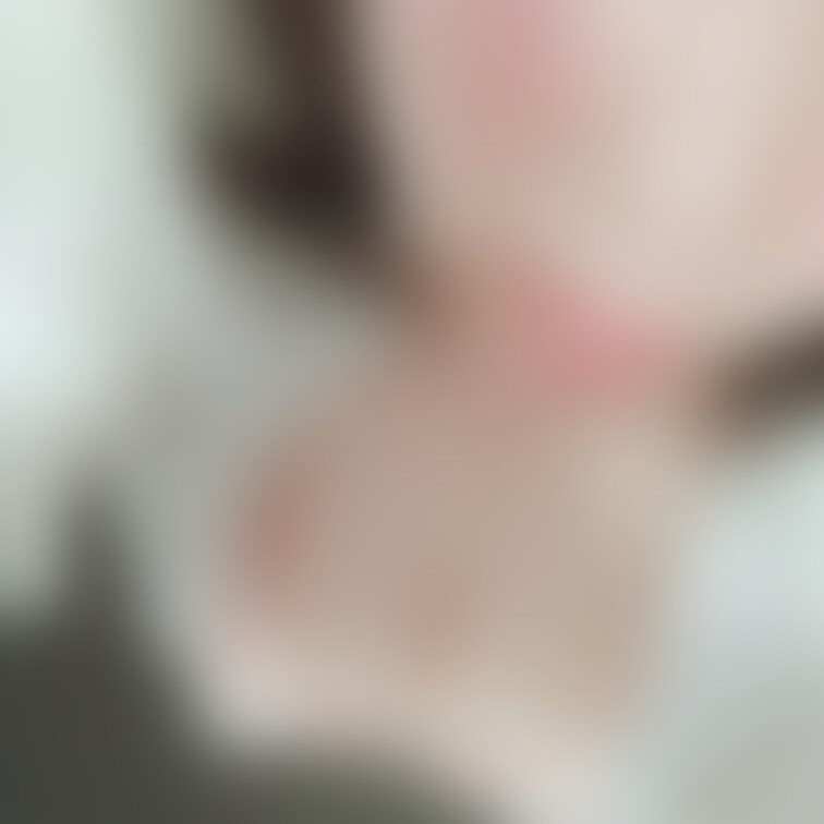 白シャツ×ピンクブラ