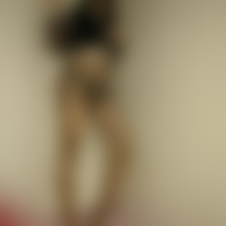 お貢ぎ版限界顔出し【美脚のリアル】着飾ったドレスの中身は、くすんだ色の光沢ブラウンストッキング。見せつける高身長肢体。