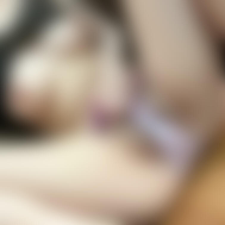 朝からオナニーしてぱんつにシミできちやった♥️
