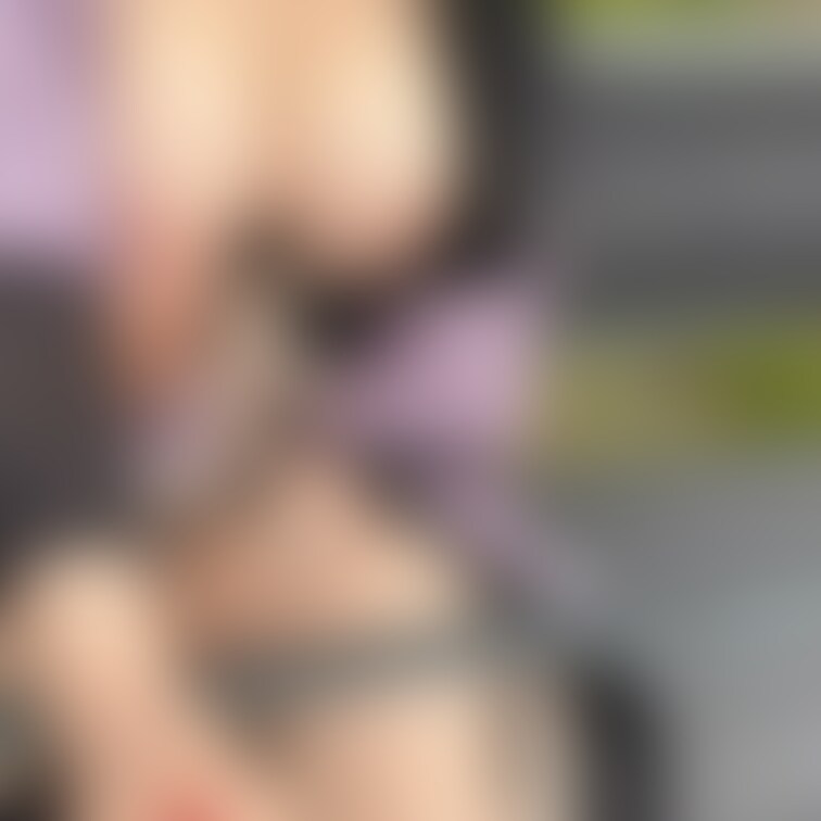 もう登ってくる人も居ないので
下りのリフトは露出し放題
谷間だけでなく下半身までも