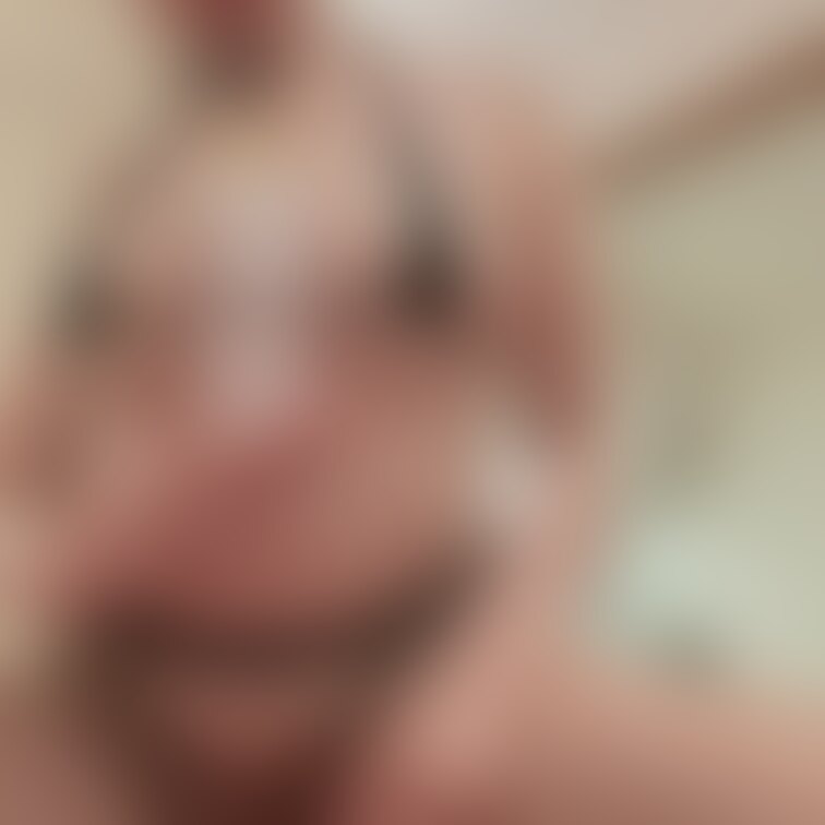 こんにちは❣️
朝からえちえちすぎるっ🥺
写真🤳投稿しまーす。
ボトル🧴をえまの爆乳に押し付けて、
挟んでぺろぺ