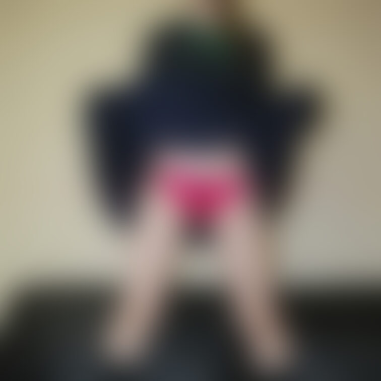 当時毎日の様に着て通っていた制服…
あの頃も背伸びして大人セクシーな派手パンティを着用してたみたいですよ♪
エッチな