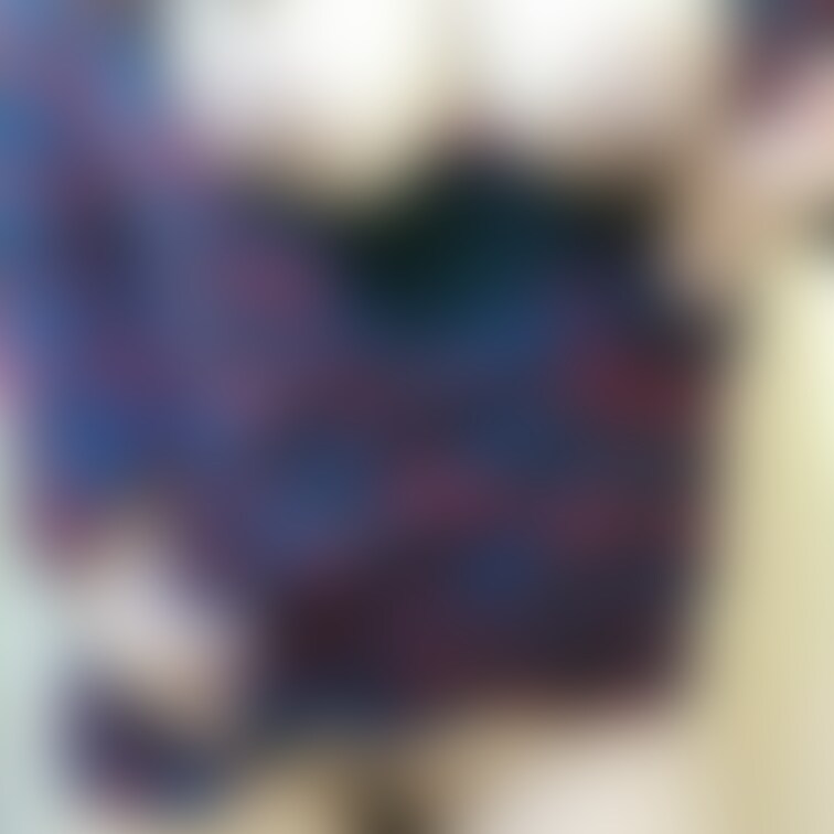 会社で自撮りさせました。
だらしないたれ乳です。