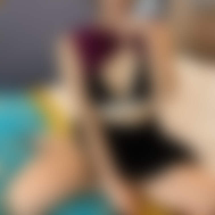 大人清楚な人妻は、下にカルバンクラインを仕込んでました…❣️

他のブラより谷間部分が深くなってるから、よく見えちゃ
