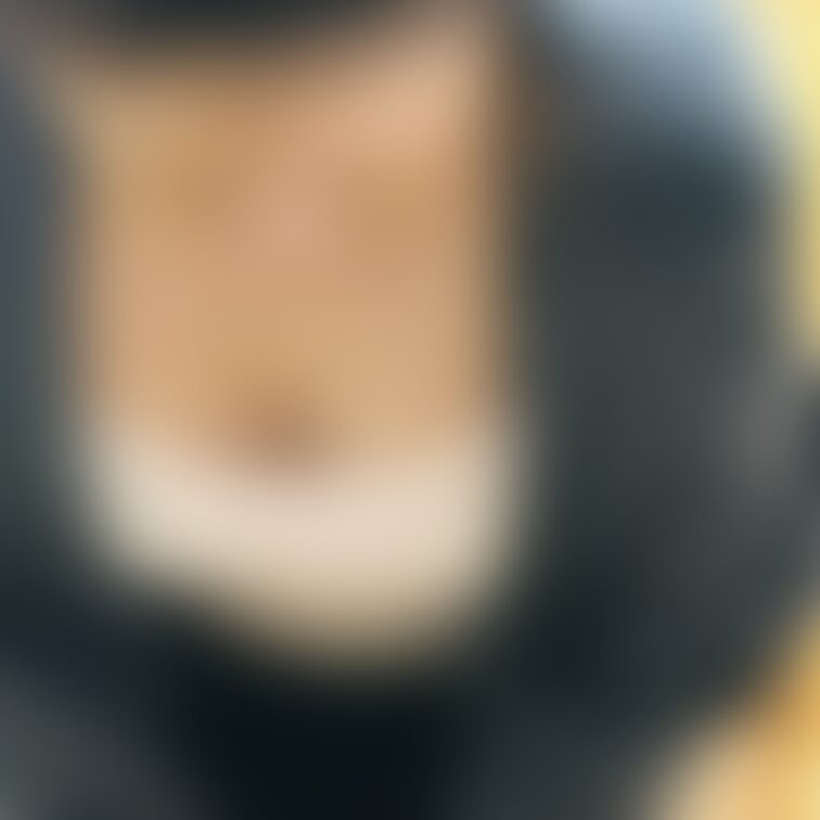 妻のありそうでなさそうな胸の谷間。