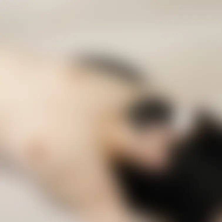 みずきのセクシーイメージ撮影。裸でセクシーなポーズを次々とれ、というむちゃぶりにも応じてくれました。慣れないのかぎこちな