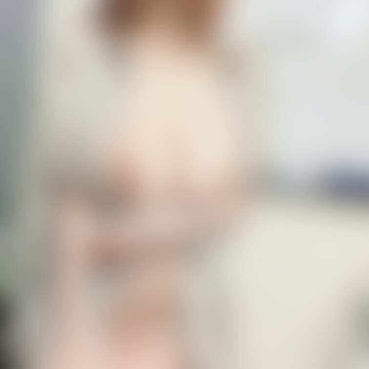 誰もいない一瞬を狙って全部脱いじゃいました…