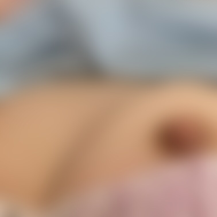 もも🍑の乳首だよ☺️誰か舐めたり吸ったりしてくれる人いるかなぁ〜☺️🤦‍♀️恥ずかしい🫣乳首勃ってる…