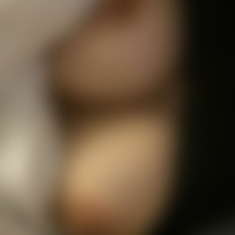 お布団の中だょ。○○○が隣に寝てるけど我慢できない
一緒に添い寝した舐め舐めしてほしいな
私のおっぱいどうかな?