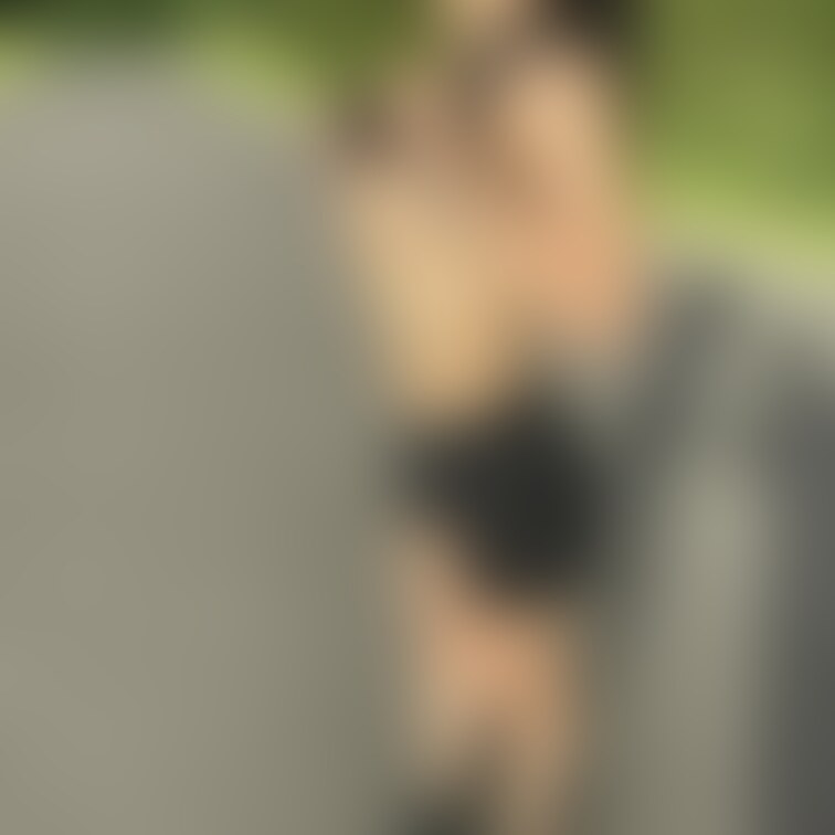 誰も来ないかな...ドキドキでおっぱい出しちゃいました。スリル満点だけど変な気持ちになっちゃうぅぅ