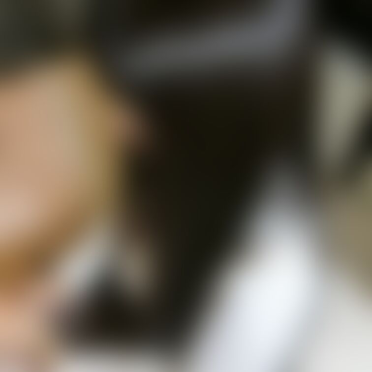 つやつや黒髪ロングヘアのブラッシング風景