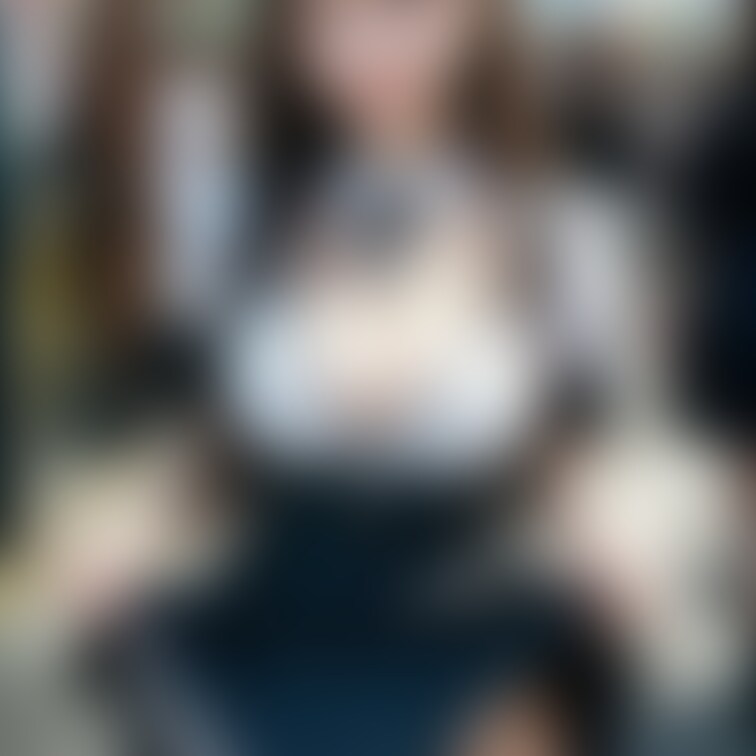 なんかめっちゃニヤニヤしながら自分でスカートめくって見せつけてくるメイドコスプレイヤーに会った😳💓