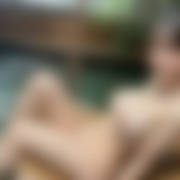 アイの実家は温泉が近場にあので小さい頃から結構お風呂入りに行くのが好きでした😊
中学校くらいまでは混浴も普通に入ってい