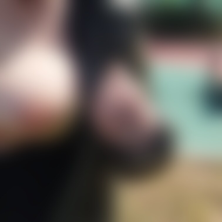 ♥️露出♥️
下着の露出だけでは物足りず
高台の公園から住宅街にむけて
ついに乳首を露出する