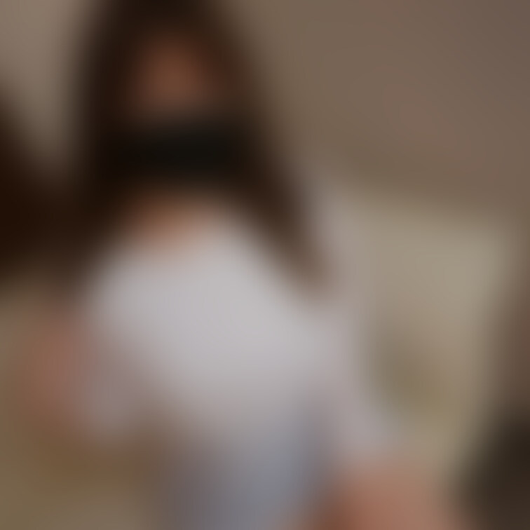 今回は以前動画を出した美容師見習い女の子の友達です。

【身バレ厳禁です】 店の裏にある美容室の店員さん
http
