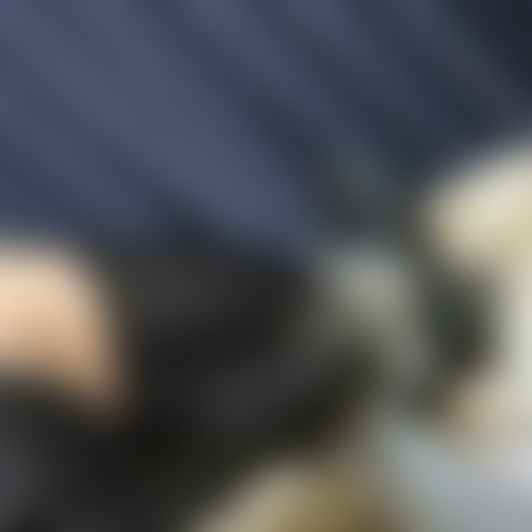 ブーツを履いた足をベルトで縛ってみました👢