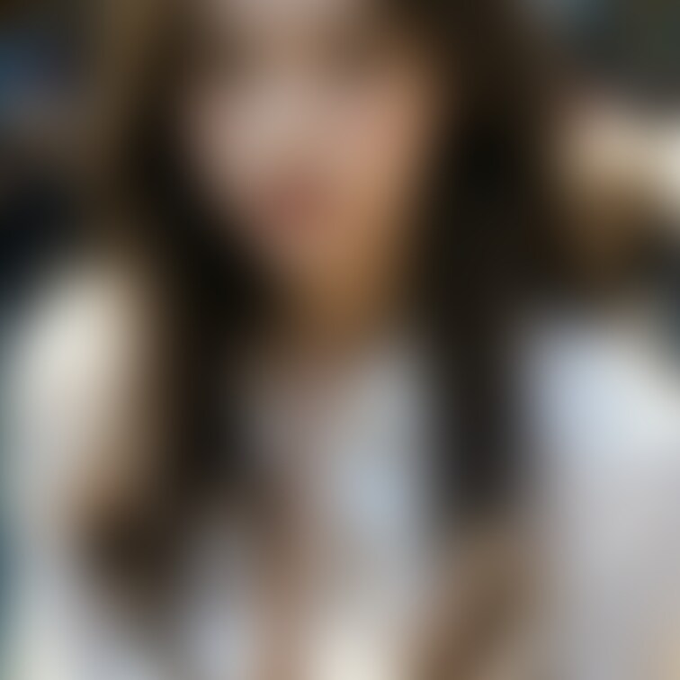 ブラウス美女 好きでしょ❓　えッ❓　裸が良いの❓💕