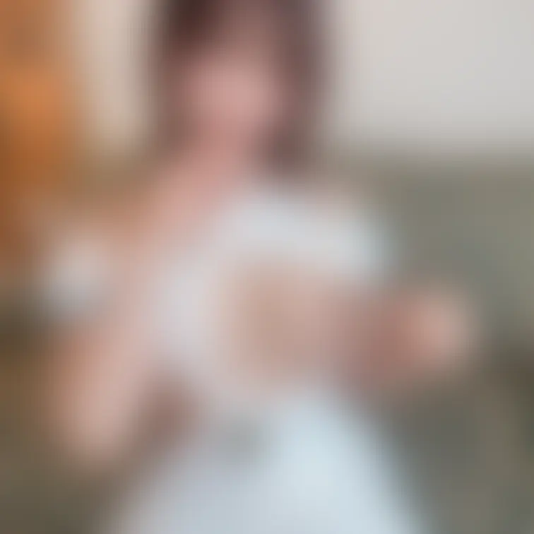 ちょっとだけずらしてみたら…
ボロンって出ちゃいました🤭💦
恥ずかしくて乳首もこんなに...