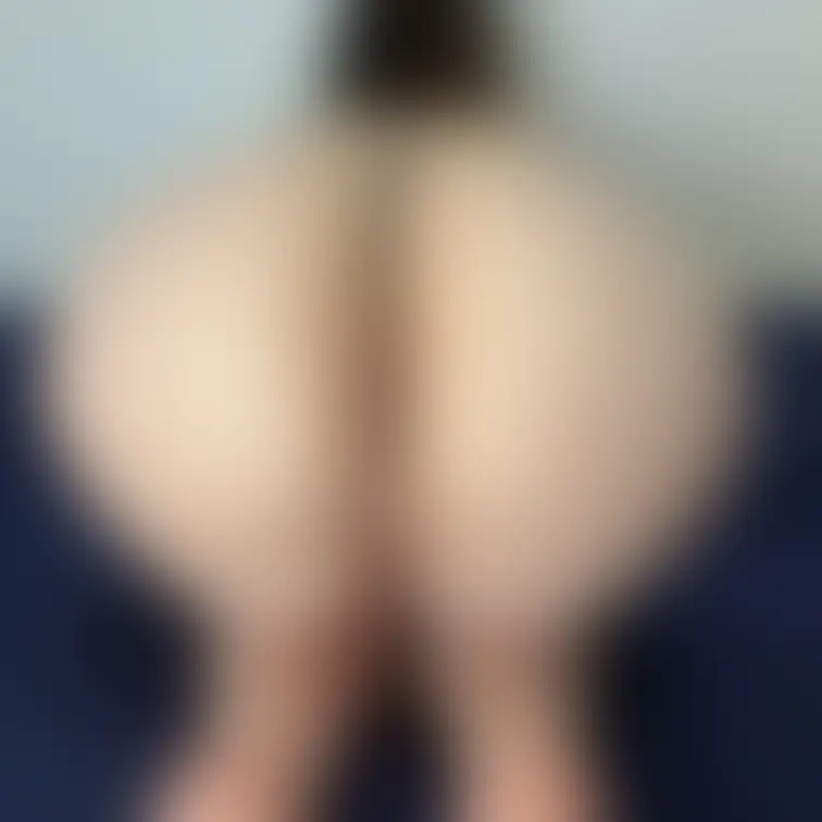 おチンチンに吸い付くぷっくりお◯ン子も自慢なので見てください😘バックで突かれるの気持ちいいから好き🥰ヒダヒダが吸い付いて