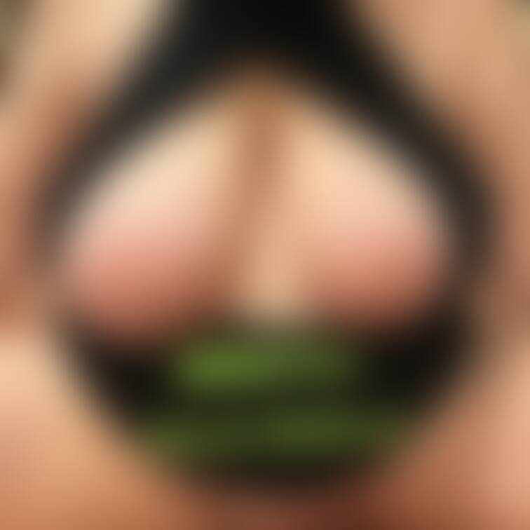 乳首出しちゃった