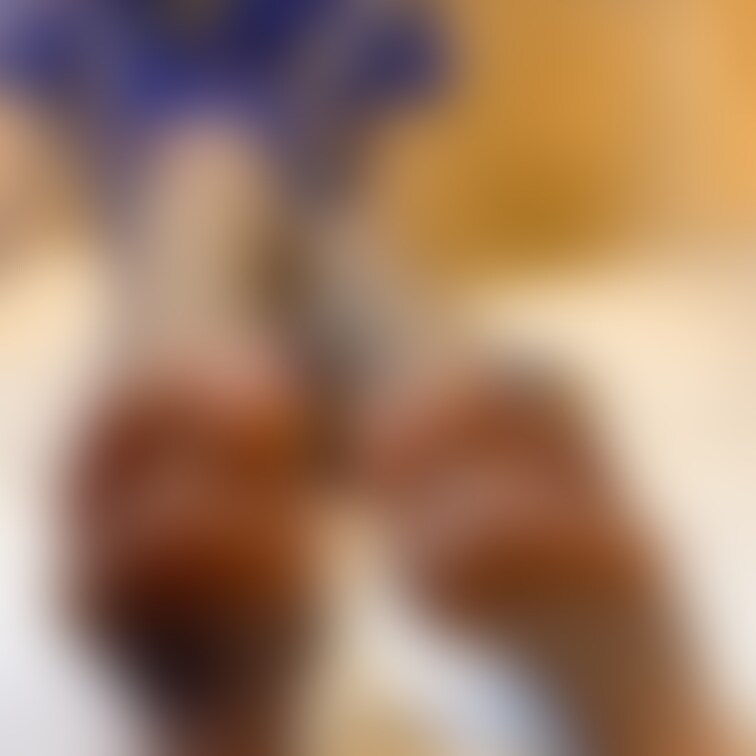手を使わずに網タイツを脱げるか挑戦してみたときの動画から写真を何枚かアップです👣

ちょっとハンデありスタートになり